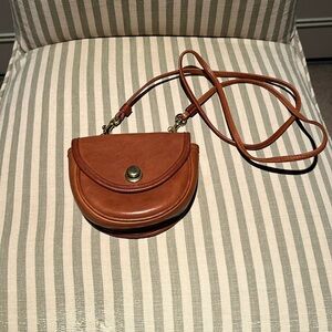 Coach cute bag with cross body strap and option to add it to a belt.